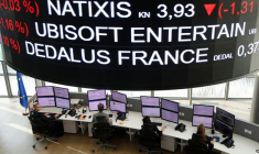 Les opérateurs boursiers travaillant au siège d'Euronext à Courbevoie, près de Paris