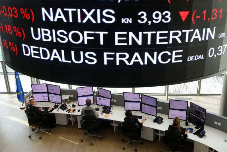 Les opérateurs boursiers travaillant au siège d'Euronext à Courbevoie, près de Paris