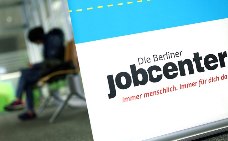 Une personne attend à l'intérieur d'un centre pour l'emploi à Berlin
