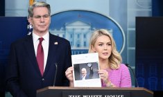 Karoline Leavitt brandit un article sur Jeff Bezos dans la salle de presse de la Maison Blanche, à Washington, aux États-Unis, le 29 avril 2025. ( AFP / MANDEL NGAN )