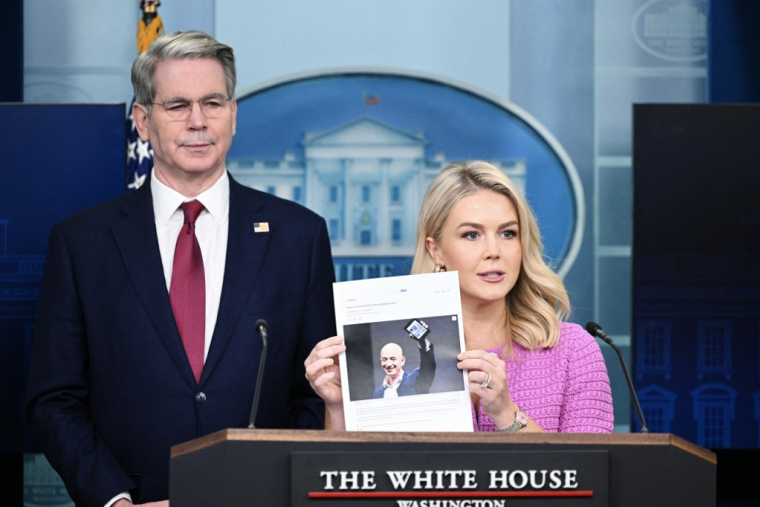 Karoline Leavitt brandit un article sur Jeff Bezos dans la salle de presse de la Maison Blanche, à Washington, aux États-Unis, le 29 avril 2025. ( AFP / MANDEL NGAN )