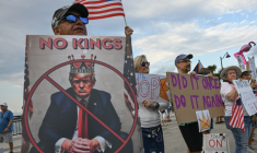Manifestation "No Kings" près du domaine de Mar-a-Lago, propriété du président américain Donald Trump, lors d'une journée nationale de mobilisation, à Palm Beach, en Floride, le 28 mai 2026 ( AFP / Giorgio VIERA )