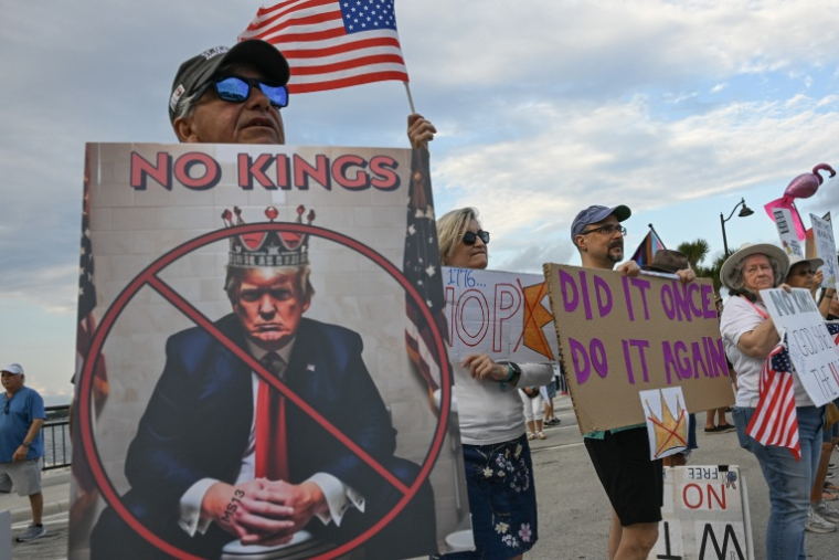 Manifestation "No Kings" près du domaine de Mar-a-Lago, propriété du président américain Donald Trump, lors d'une journée nationale de mobilisation, à Palm Beach, en Floride, le 28 mai 2026 ( AFP / Giorgio VIERA )