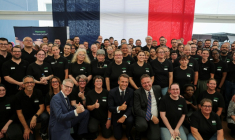 Le président français Emmanuel Macron pose avec les employers de l'usine Vorwerk, qui produit les appareils Thermomix, dans le cadre des "Choose France Days", à Donnemain-Saint-Mamès (Eure-et-Loir), le 29 mai 2026 ( REUTERS / Christian Hartmann )