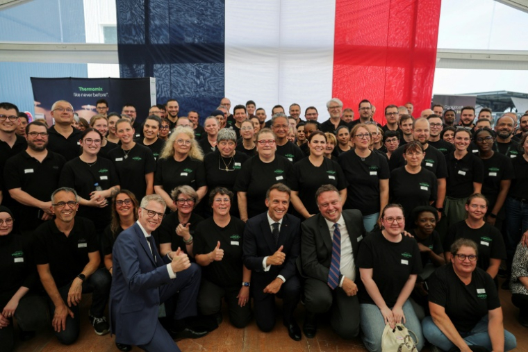 Le président français Emmanuel Macron pose avec les employers de l'usine Vorwerk, qui produit les appareils Thermomix, dans le cadre des "Choose France Days", à Donnemain-Saint-Mamès (Eure-et-Loir), le 29 mai 2026 ( REUTERS / Christian Hartmann )