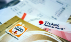 La fin de l'utilisation des derniers titres-restaurant au format papier est prévue pour février 2027 (illustration) ( AFP / PHILIPPE HUGUEN )