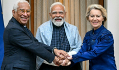 Le Premier ministre indien Narendra Modi (c) avec la présidente de la Commission européenne Ursula von der Leyen (d) et le président du Conseil européen Antonio Costa, à New Delhi, le 27 janvier 2026 ( AFP / Sajjad HUSSAIN )