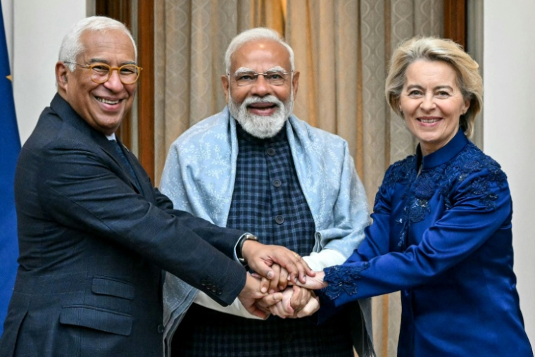 Le Premier ministre indien Narendra Modi (c) avec la présidente de la Commission européenne Ursula von der Leyen (d) et le président du Conseil européen Antonio Costa, à New Delhi, le 27 janvier 2026 ( AFP / Sajjad HUSSAIN )
