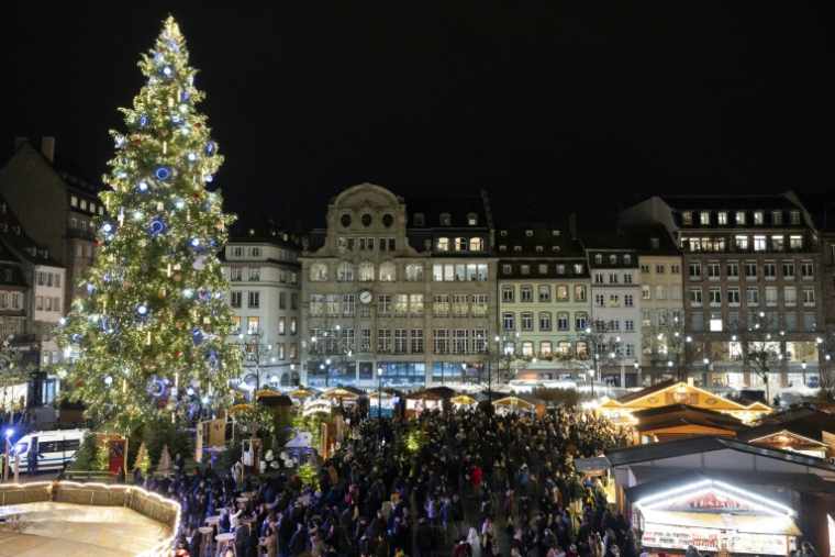 Le sapin de Noël géant installé place Kléber lors du marché de Noël de Strasbourg, le 26 novembre 2025 dans le Bas-Rhinattraction in Alsace, opened its 300 chalets on November 26, 2025, in the center of a city under heightened security amid a persistent terrorist threat. ( AFP / ROMEO BOETZLE )