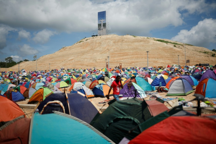 Vue générale d'un campement qui réunit des fidèles catholiques à l'occasion de la visite du pape Léon XIV en Angola, le 19 avril 2026 ( AFP / PHILL MAGAKOE )