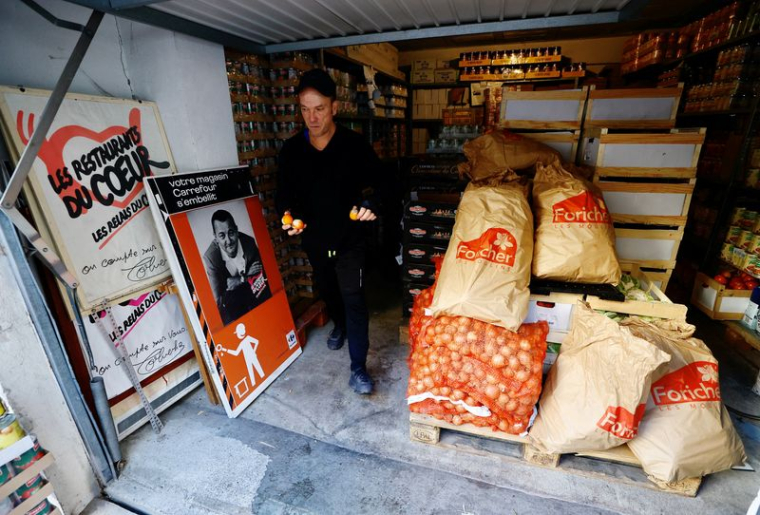 Photo du centre de distribution alimentaire de l'organisation caritative Restos du Coeur