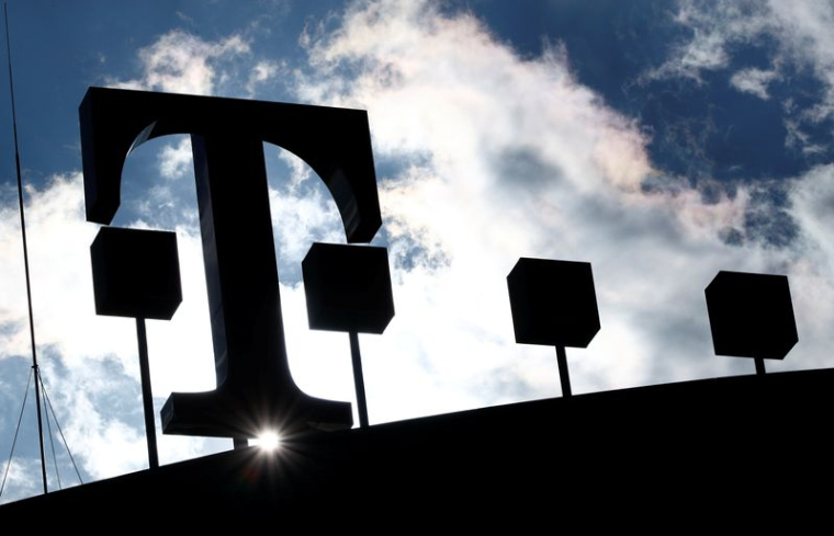 DEUTSCHE TELEKOM VISE UN REBOND EN 2021, LE 4E TRIMESTRE MEILLEUR QUE PRÉVU