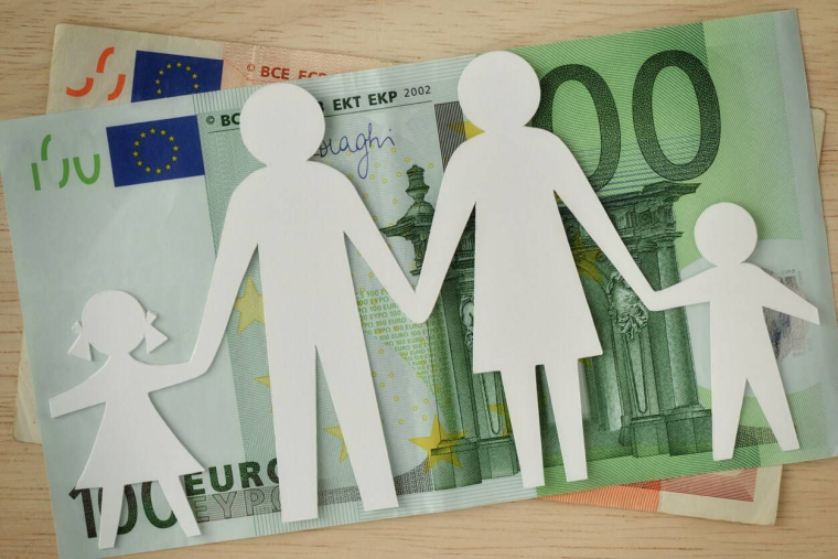 Aider ses enfants financièrement : attention aux risques ! / iStock.com - CalypsoArt