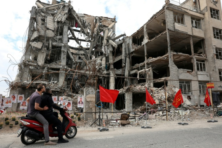 Un bâtiment de Téhéran endommagé par une frappe aérienne israélo-américaine, le 13 avril 2026 ( AFP / - )