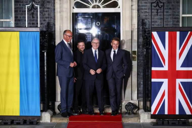 De gauche à droite le chancelier allemand Friedrich Merz, le président ukrainien Volodymyr Zelensky, le Premier ministre britannique Keir Starmer et le président français Emmanuel Macron, devant le 10 Downing Street à Londres le 7 juin 2026 ( AFP / Henry NICHOLLS )