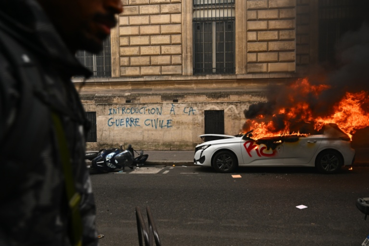 Une voiture en feu à Paris le 17 octobre 2026 ( AFP / Guillaume Saligot )