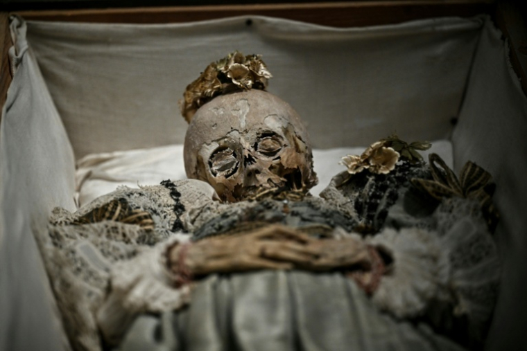 Une momie française nommée "Jeune fille de Strasbourg" présentée lors de la visite de presse de l'exposition "Momies", au Musée de l’Homme à Paris, le 18 novembre 2025 ( AFP / JULIEN DE ROSA )