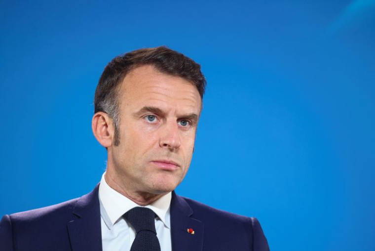 Le président français Emmanuel Macron assiste à une conférence de presse à Bruxelles