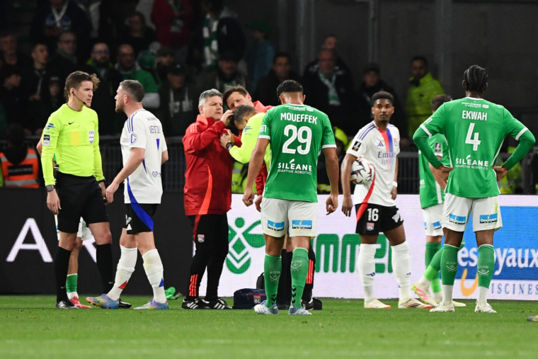 Le derby interrompu après un jet de projectile sur un arbitre assistant