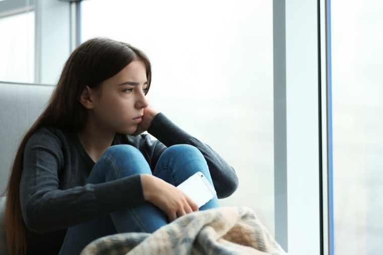 La puberté marque une rupture nette dans le bien-être émotionnel : chez les filles, l’anxiété et les troubles du sommeil augmentent dès 14 ans. (crédit: Adobe Stock)