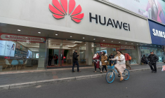 Entrepreneur chinois, partisan du libéralisme, Ren Zhengfei, patron de Huawei, est aujourd’hui à la tête d’une entreprise, parfois décriée. crédit photo : B.Zhou/Shutterstock / B.Zhou