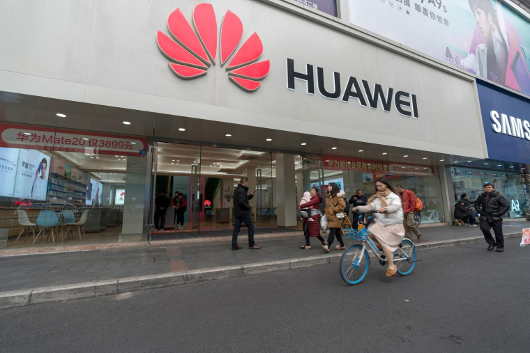 Entrepreneur chinois, partisan du libéralisme, Ren Zhengfei, patron de Huawei, est aujourd’hui à la tête d’une entreprise, parfois décriée. crédit photo : B.Zhou/Shutterstock / B.Zhou
