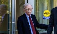 L'ancien conseiller américain à la sécurité nationale John Bolton sort du tribunal fédéral de Greenbelt, aux Etats-Unis, le 17 octobre 2025 ( GETTY IMAGES NORTH AMERICA / Alex Kent )