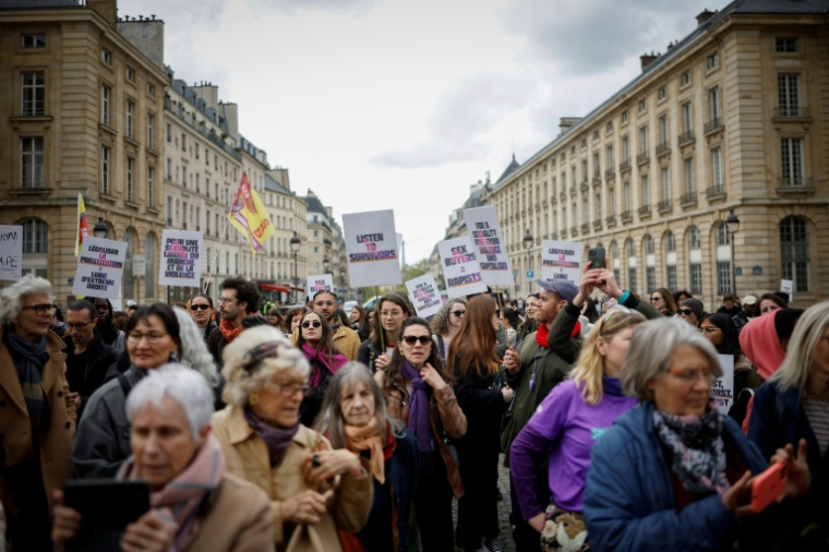 Des manifestants à Paris le 12 avril 2026 ( AFP / Ian LANGSDON )