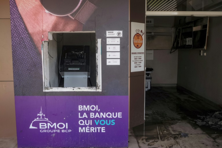Un distributeur automatique de billets saccagé au lendemain d'une manifestation contre les coupures répétées d'eau et d'électricité à Antananarivo, le 26 septembre 2025 à Madagascar ( AFP / RIJASOLO )