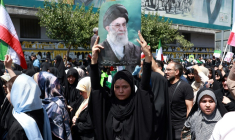 Une Iranienne brandit le portrait du Guide suprême, l'ayatollah Ali Khamenei, pendant une manifestation anti-israélienne à Téhéran le 20 juin 2025 ( AFP / - )