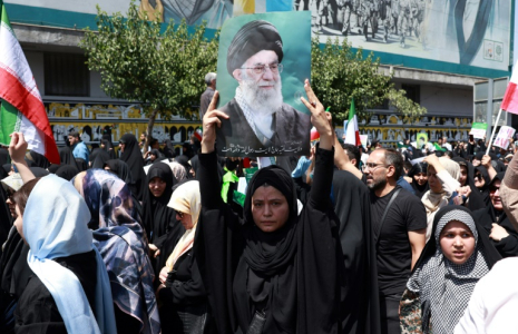 Une Iranienne brandit le portrait du Guide suprême, l'ayatollah Ali Khamenei, pendant une manifestation anti-israélienne à Téhéran le 20 juin 2025 ( AFP / - )