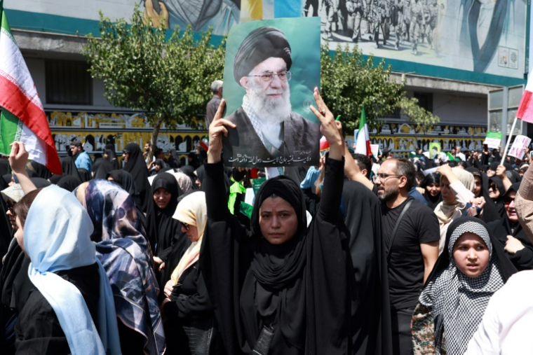 Une Iranienne brandit le portrait du Guide suprême, l'ayatollah Ali Khamenei, pendant une manifestation anti-israélienne à Téhéran le 20 juin 2025 ( AFP / - )