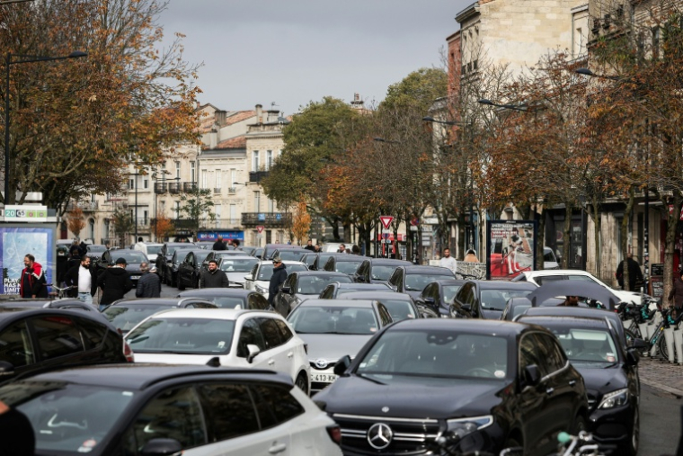 Manifestation de chauffeurs de VTC à Bordeaux pour réclamer de meilleures conditions de travail , le 26 novembre 2024 ( AFP / Thibaud MORITZ )