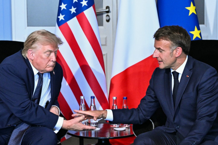 Donald Trump et Emmanuel Macron à Évian, le 15 juin 2026. ( AFP / MANDEL NGAN )
