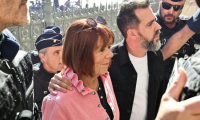 Gisèle Pelicot arrive au palais de justice de Nîmes, avec son fils Florian, le 6 octobre 2025  ( AFP / Christophe Simon )