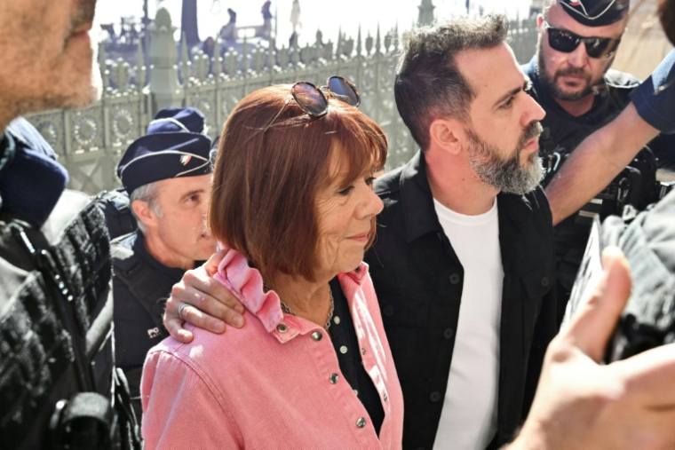 Gisèle Pelicot arrive au palais de justice de Nîmes, avec son fils Florian, le 6 octobre 2025  ( AFP / Christophe Simon )
