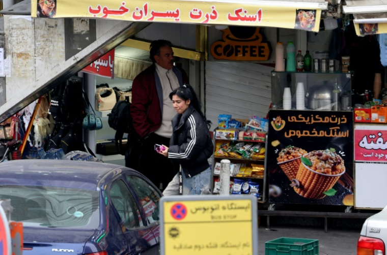 Devant un commerce à Téhéran, le 15 janvier 2026 ( AFP / ATTA KENARE )