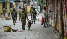 Des paramilitaires indiens patrouillent le 10 mai 2025 à Srinagar dans le Cachemire indien  ( AFP / Sajjad HUSSAIN )
