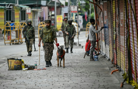 Des paramilitaires indiens patrouillent le 10 mai 2025 à Srinagar dans le Cachemire indien  ( AFP / Sajjad HUSSAIN )
