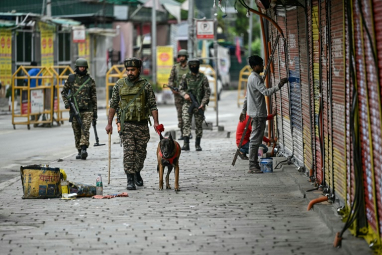 Des paramilitaires indiens patrouillent le 10 mai 2025 à Srinagar dans le Cachemire indien ( AFP / Sajjad HUSSAIN )