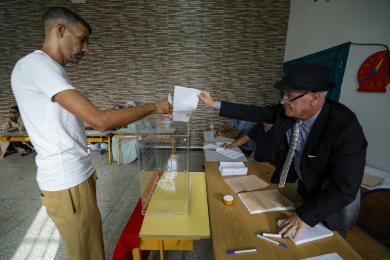 Un électeur vote lors des législatives à Rabat, le 23 septembre 2026 au Maroc ( AFP / Abdel Majid BZIOUAT )