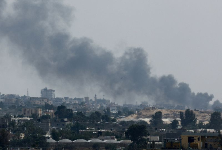 De la fumée s'élève après des frappes israéliennes sur Rafah