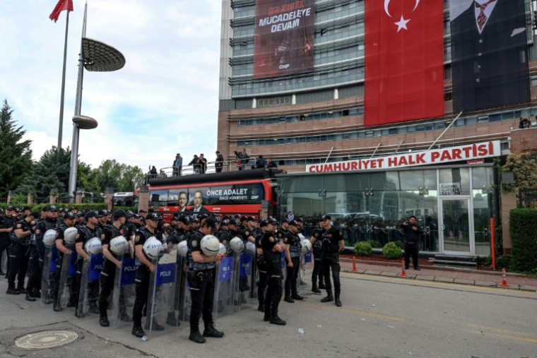 Des policiers antiémeutes devant le siège du Parti républicain du peuple (CHP, social-démocrate), le principal parti turc d'opposition, le 24 mai 2026 à Ankara  ( AFP / Adem ALTAN )