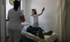 Une patiente souffrant de la canicule est examinée à l'hôpital Purpan de Toulouse le 23 juin 2026 ( AFP / Ed JONES )