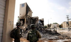 Les soldats israéliens regardent les restes d'un poste de police à Sderot, en Israël