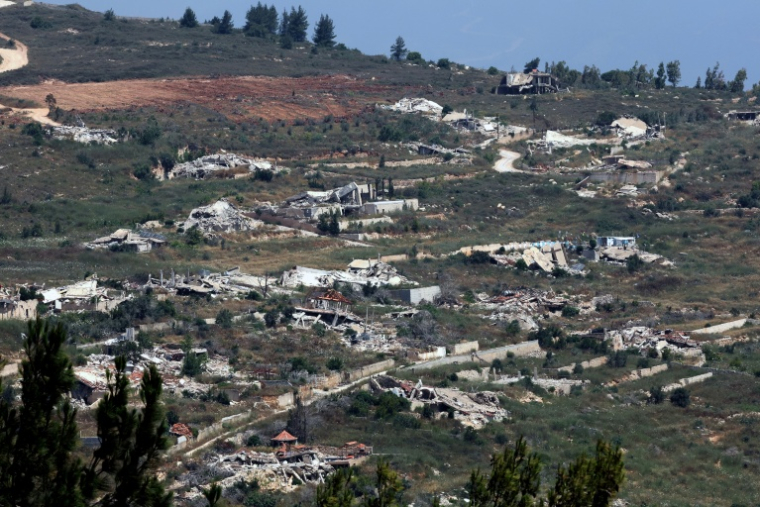 Cette photo a été prise dans le nord d'Israël, en Haute Galilée près de la frontière avec le Liban, et montre des bâtiments détruits dans le sud  du Liban, le 17 juin 2026 ( AFP / JACK GUEZ )