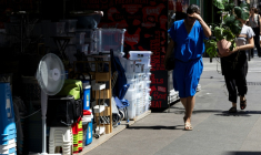 Une nouvelle vague de chaleur estivale étouffante a débuté vendredi midi avec 11 départements du sud de la France placés en vigilance orange "canicule" ( AFP / Sébastien DUPUY )