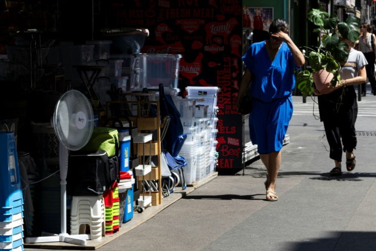Une nouvelle vague de chaleur estivale étouffante a débuté vendredi midi avec 11 départements du sud de la France placés en vigilance orange "canicule" ( AFP / Sébastien DUPUY )