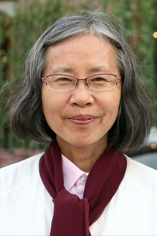 L'écrivaine Can Xue pose pour un portrait après avoir participé à un forum à Baotou, dans la province de Mongolie-Intérieure, en Chine, le 28 juillet 2016 ( CHEN XIAOZHEN / Handout )