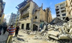 Des habitants devant les décombres de bâtiments endommagés et effondrés après des frappes israéliennes nocturnes sur la ville de Tyr, dans le sud du Liban, le 16 mai 2026 ( AFP / Kawnat HAJU )
